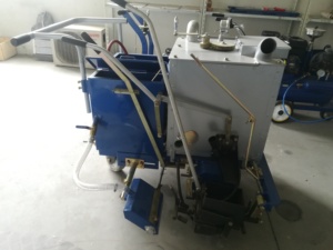 Machine de marquage routier à chaud intégrée avec fonction de fusion thermique pour lignes de stationnement - Product Image 1