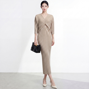 Robe plissée pour <span class=keywords><strong>femme</strong></span> à col en V, manches sculpturales 3/4, corsage superposé, plissé vertical, longueur midi, style Miyake élégant, robe de boutique - Product Image 1