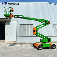 Plataforma Elevadora Articulada Autopropulsada con Brazo Curvo y Estructura Reforzada para la Construcción de Parques Acuáticos