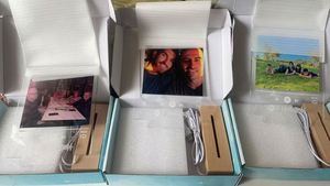 ขาตั้งไม้แบบกำหนดเองคุณภาพสูง เป็นมิตรกับสิ่งแวดล้อม พร้อมอะคริลิค UV สำหรับป้ายอัลบั้มเพลงแบบโค้ด ไฟกลางคืน 3 มิติ ดีไซน์ทันสมัย - Product Image 6