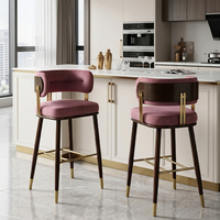 Tabouret de bar en métal finition noyer rouge, chaise pivotante rembourrée de luxe avec repose-pieds en acier inoxydable doré brossé pour projets de boutique