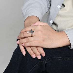 Anillo Cruzado para Hombre, Acero, Dorado, Negro, Chapado en Titanio, Joyería Sencilla y Moderna, Regalo, Anillo para el Dedo Índice - Product Image 2