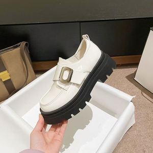 รองเท้าโลฟเฟอร์ทรงเหลี่ยมหัวตัดสำหรับผู้หญิง หนัง PU สีดำ น้ำหนักเบา คุณภาพสูง สายรัดหัวเข็มขัด พื้นหนา ทันสมัย สไตล์อังกฤษ กันน้ำ เหมาะสำหรับฤดูหนาว - Product Image 1
