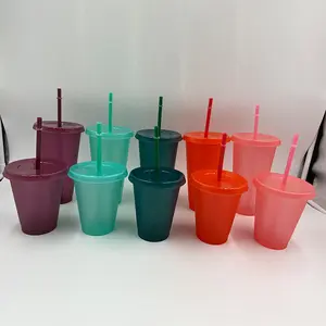 2023 vente chaude personnalisé 16oz 24oz brillant couleur unie grande capacité réutilisable tasse en plastique dur avec couvercle et paille