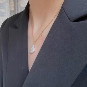 Collier pendentif vase floral rétro français style Hepburn, en lin naturel véritable avec perle gris argenté et feuille d'or, chaîne de clavicule artistique - Product Image 1