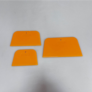 Grattoir <span class=keywords><strong>à</strong></span> <span class=keywords><strong>carrosserie</strong></span> en plastique orange haute visibilité pour le nivellement du mastic et le nettoyage en douceur - Product Image 1