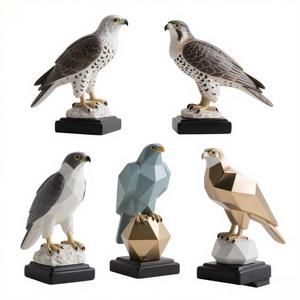 Maestosa statua in resina di falco-10 "apertura alare, piume dipinte a mano, decorazioni per capanna da caccia - Product Image 1