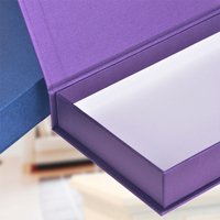 Boîte cadeau pliable personnalisée 2026 en papier d'art noir rigide avec fermeture magnétique pour chaussettes, avec gaufrage, pelliculage mat et revêtement UV