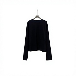เสื้อไหมพรมคอกลมแขนยาวสีดำแบบยูนิเซ็กซ์ ทรงปกติ สไตล์มินิมอล สีพื้น - Product Image 1