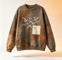 Sweat-shirt col rond tie-dye marron avec broderie chenille oiseau, détail poche plaquée, coupe oversize en polaire, style streetwear