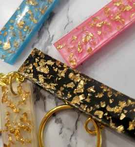 Porte-clés en résine créative avec des incrustations artistiques uniques, accessoire léger et durable conçu pour le style personnel et le quotidien - Product Image 2