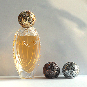 Bouteilles de parfum de luxe en forme de feuille de conception spéciale avec couvercle en zamac pulvérisateur à sertir continu 15CC <span class=keywords><strong>60ml</strong></span> atomiseur de parfum - Product Image 5