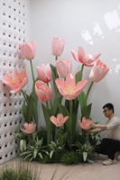 Composition florale géante de tulipes roses faites à la main, sur pied, en papier, pour vitrine de centre commercial, hall de mariage, photomaton
