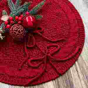 Falda de árbol de Navidad tejida en blanco leche con accesorios de adorno de mantel rojo para decoraciones festivas - Product Image 1