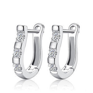 Pendientes Huggie de Plata 925 Color Blanco Champán con Cristales de Estrás en Talla Canal, Joyería Clásica para Uso Diario de Mujer - Product Image 4