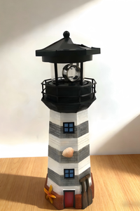 Blau-weiß gestreifter Leuchtturm mit Gnom- und Palmen-Dekor - Product Image 3