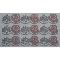 Motif thermocollant spectaculaire en strass roses grandes et imposantes, bordure florale rose majestueuse festonnée pour robe caftan de Dubaï