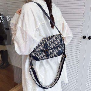 Sac messager carré en PU de haute qualité. Style féminin à la mode. Fabriqué en matériau PU. - Product Image 4