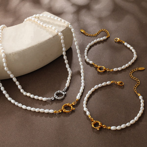 Ensemble collier et bracelet en perles d'eau douce avec fermoir en acier inoxydable pour femme, bijoux tendance - Product Image 1