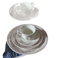 Service de vaisselle en céramique rose à motifs floraux européens avec assiettes de dîner vintage en relief pour mariage