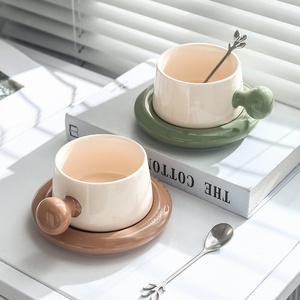 Conjunto de Xícara e Prato de Café em Estilo Europeu, Feito à Mão, com Contraste de Cores Macaron, Ideal para Uso em Casa e Escritório - Product Image 1