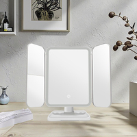 Miroir de maquillage de vanité éclairé de luxe à trois volets, finition coquille, 360 degrés, grossissement 1x/2x/3x, écran tactile, gradation