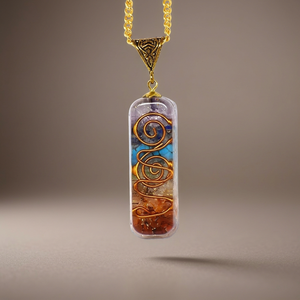 Collar con Colgante de Cristal Rectangular Hecho a Mano con Espiral de Cobre y Piedras Preciosas en Cadena Dorada - Product Image 1