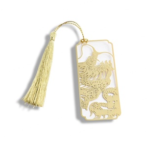 Marcapáginas de metal personalizado chapado en oro con diseño hueco y borla con dijes - Product Image 3