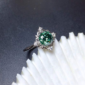 Anello in cristallo verde smeraldo per donna, tono argento, accessori minimalisti ed eleganti da indossare ogni giorno - Product Image 1