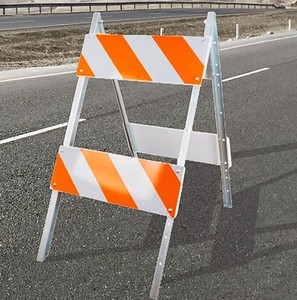 Barrière pliante en acier entièrement assemblée et prête à l'emploi avec panneaux réfléchissants orange et blanc haute intensité - Product Image 4
