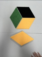 Tranches de panneau acoustique insonorisant en feutre de forme de triangle de feuille de saule de diamant collées sur le mur épissé à volonté