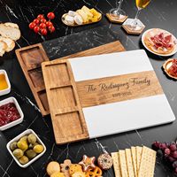 Ensemble cadeau de planche à charcuterie personnalisable en gros, grand format, avec couteaux à fromage, ustensiles en bois, bols en céramique pour la fête de l'emménagement, mariage