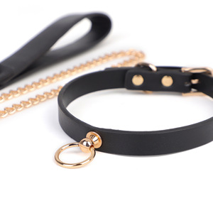 Collier en cuir noir avec anneau et chaîne dorés pour adulte, accessoire BDSM - Product Image 1
