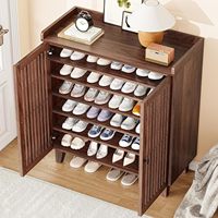 Meuble à chaussures fin en noyer IRONCK avec portes à lattes, 6 étagères réglables et plateau supérieur à rebord, rangement d'entrée peu encombrant.