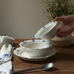 Plato de Postre de Gres Azul y Blanco con Rosas, Estilo Vintage Retro de Lujo Francés, con Borde de Pétalos, Apto para Microondas, para Bodas - Product Image 4