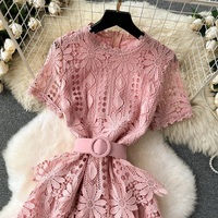Robe en dentelle creuse brodée française personnalisée à volants robe mi-longue à manches courtes avec ceinture