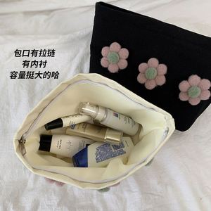 Sac de maquillage BSCI, grande capacité, portable, motif floral 3D, sac de voyage à fermeture éclair, sac de rangement à main pour fille - Product Image 3