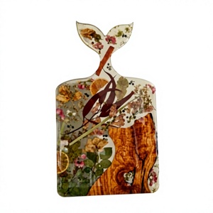 Planche à découper décorative en résine et bois avec fleurs pressées, tranches d'orange et poignée en queue de poisson - Product Image 1