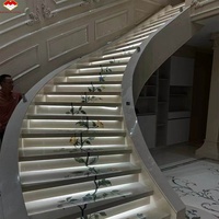 Marches d'escalier personnalisées en marbre Crème Marfil antidérapantes, beige, avec motifs découpés au jet d'eau