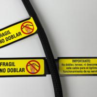 Étiquettes de câble de fil de vinyle PET auto-stratifiées étanches du fabricant Autocollant de code à barres Caractéristique Marqueur de fil électronique imprimable