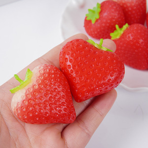 Modèle de cœur de fraise simulé DIY, accessoires de gâteau simulés, pendentif porte-clés fraise artificielle en caoutchouc souple - Product Image 2