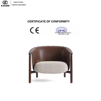Ensemble de salon italien luxueux - Fauteuils en cuir avec dossiers de style villa pour une position inclinable confortable.