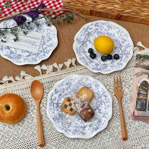 Assiette en céramique écologique bleue gaufrée style français vintage, motif dentelle coloré, pour restaurant, cuisine, dessert, petit-déjeuner, événement, photographie - Product Image 2