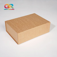 Boîte d'emballage en carton pliable de luxe, fermeture magnétique, matériaux recyclés écologiques, impression dorée pour cadeaux haut de gamme