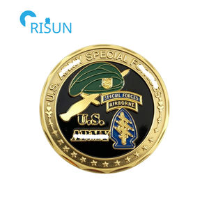 Décapsuleur commémoratif personnalisé avec médaillon de vétéran des Forces Spéciales et pièce de défi Béret Vert - Product Image 3