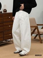 Celana Denim Putih Pria Model Kaki Lebar dengan Hiasan Rivet, Buatan China untuk Grosir OEM