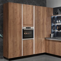 Ensemble de meubles de cuisine modulaires modernes sur mesure avec placage en bois massif de bouleau et plan de travail en quartz de haute qualité pour projet de villa