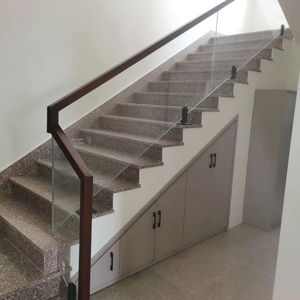 Barandilla <span class=keywords><strong>de</strong></span> vidrio para interiores <span class=keywords><strong>de</strong></span> diseño moderno, cubierta <span class=keywords><strong>de</strong></span> aleación <span class=keywords><strong>de</strong></span> aluminio, pasamanos <span class=keywords><strong>de</strong></span> acero inoxidable, ranura <span class=keywords><strong>de</strong></span> suelo <span class=keywords><strong>de</strong></span> vidrio sin marco para Barandilla <span class=keywords><strong>de</strong></span> escalera - Product Image 1