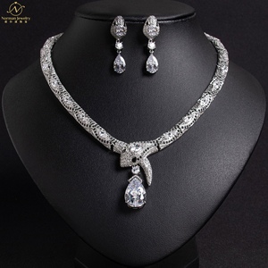 قلادة نسائية راقية جديدة بتصميم بسيط مطلية بالذهب مع زركون متلألئ على شكل ثعبان وسلسلة ترقوة على شكل فراشة - Product Image 6