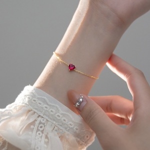 Bracelet en argent sterling S925 plaqué or 18 carats, orné d'un grenat rouge – un luxe discret et élégant, un charme raffiné. - Product Image 3